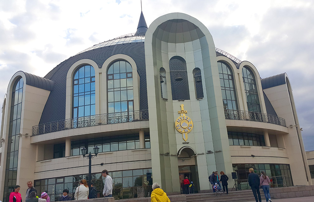 На территории Тульского Кремля находится много всяких магазинчиков,где можно купить сувениры, пряники, пастилу. Пройти мастер-классы по гончарному и художественному ремеслу. 