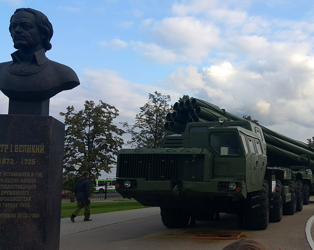 На территории Тульского Кремля находится много всяких магазинчиков,где можно купить сувениры, пряники, пастилу. Пройти мастер-классы по гончарному и художественному ремеслу. 